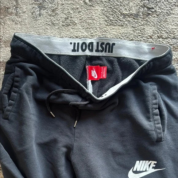Nike Black Jogger Sweatpants - Picture 2 of 2